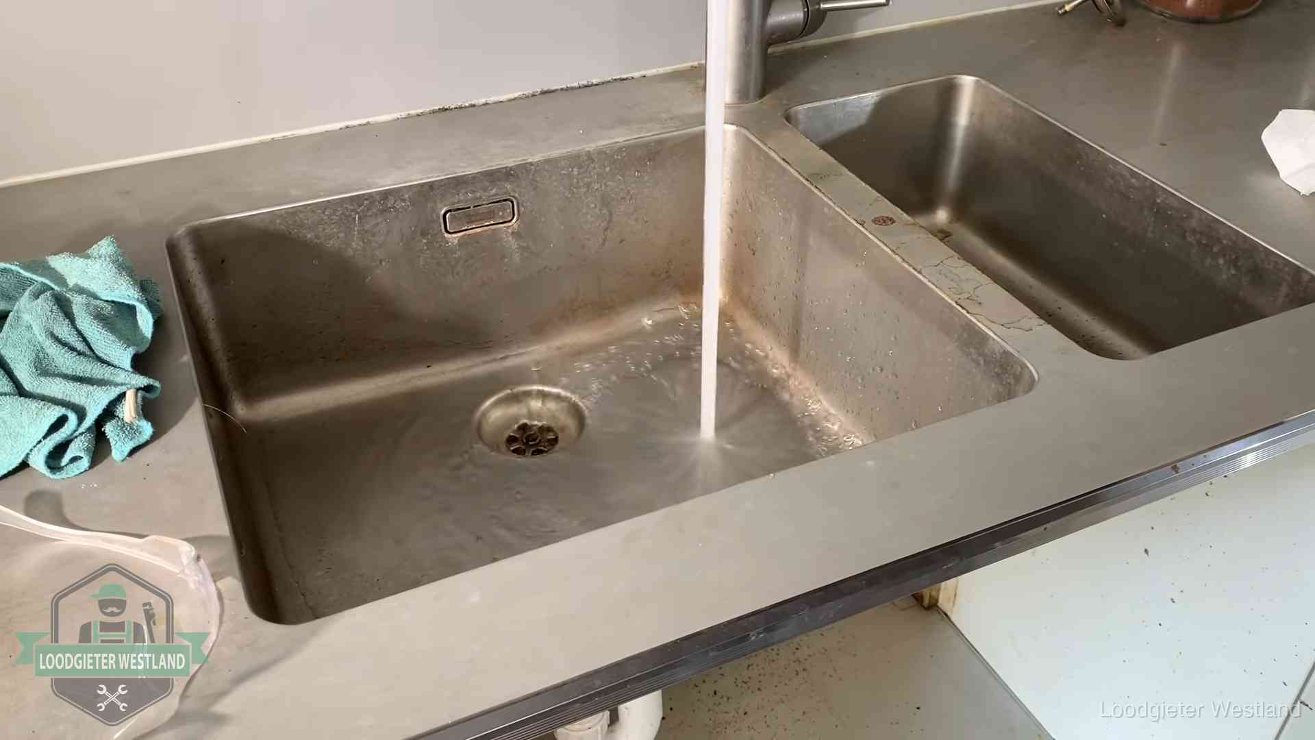 Vastlopende afvoer herkennen in Westland Doorstroomtest van de afvoer bij een gootsteen in Westland