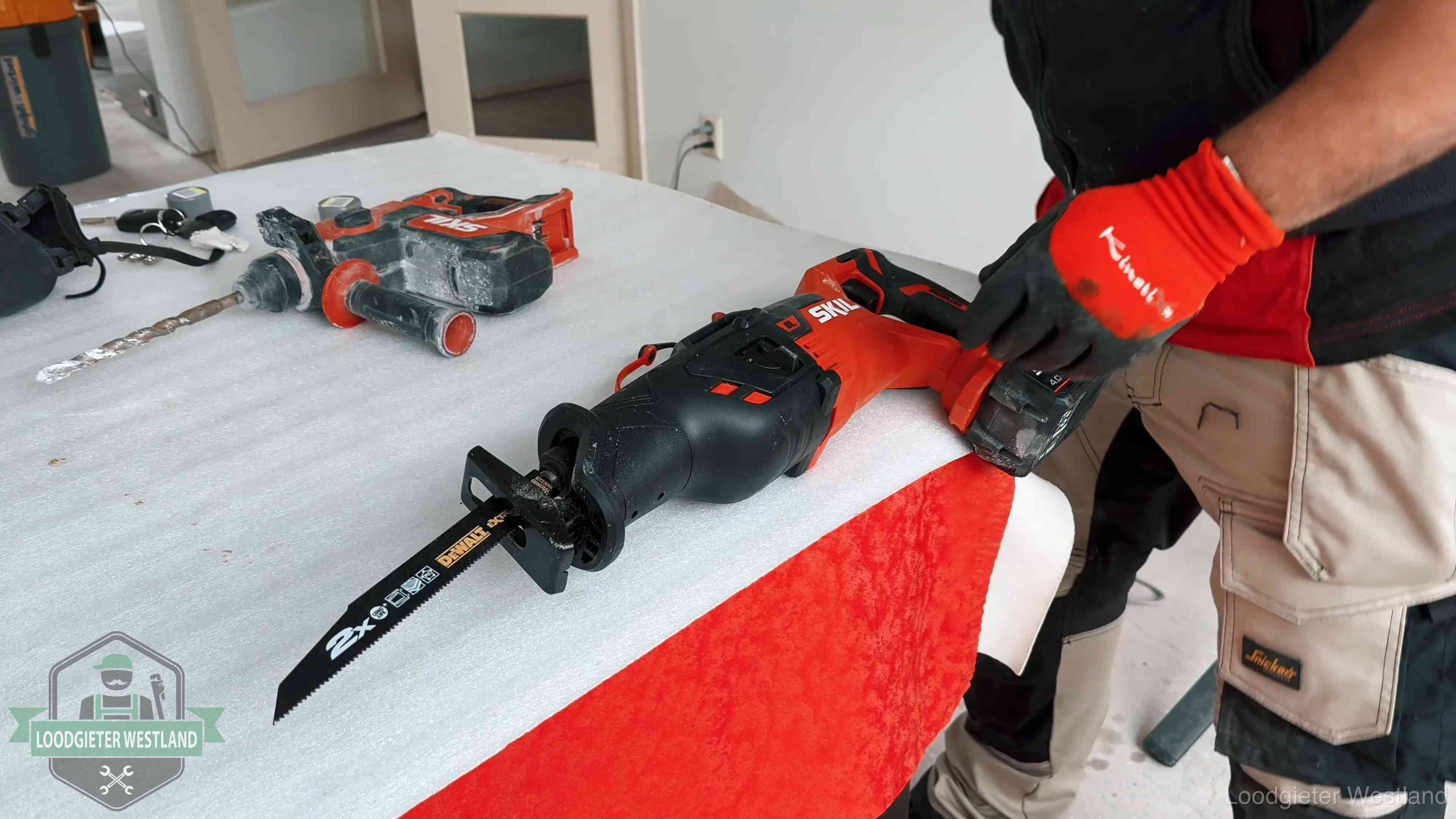 Professioneel gereedschap klaargelegd voor een klus in Westland