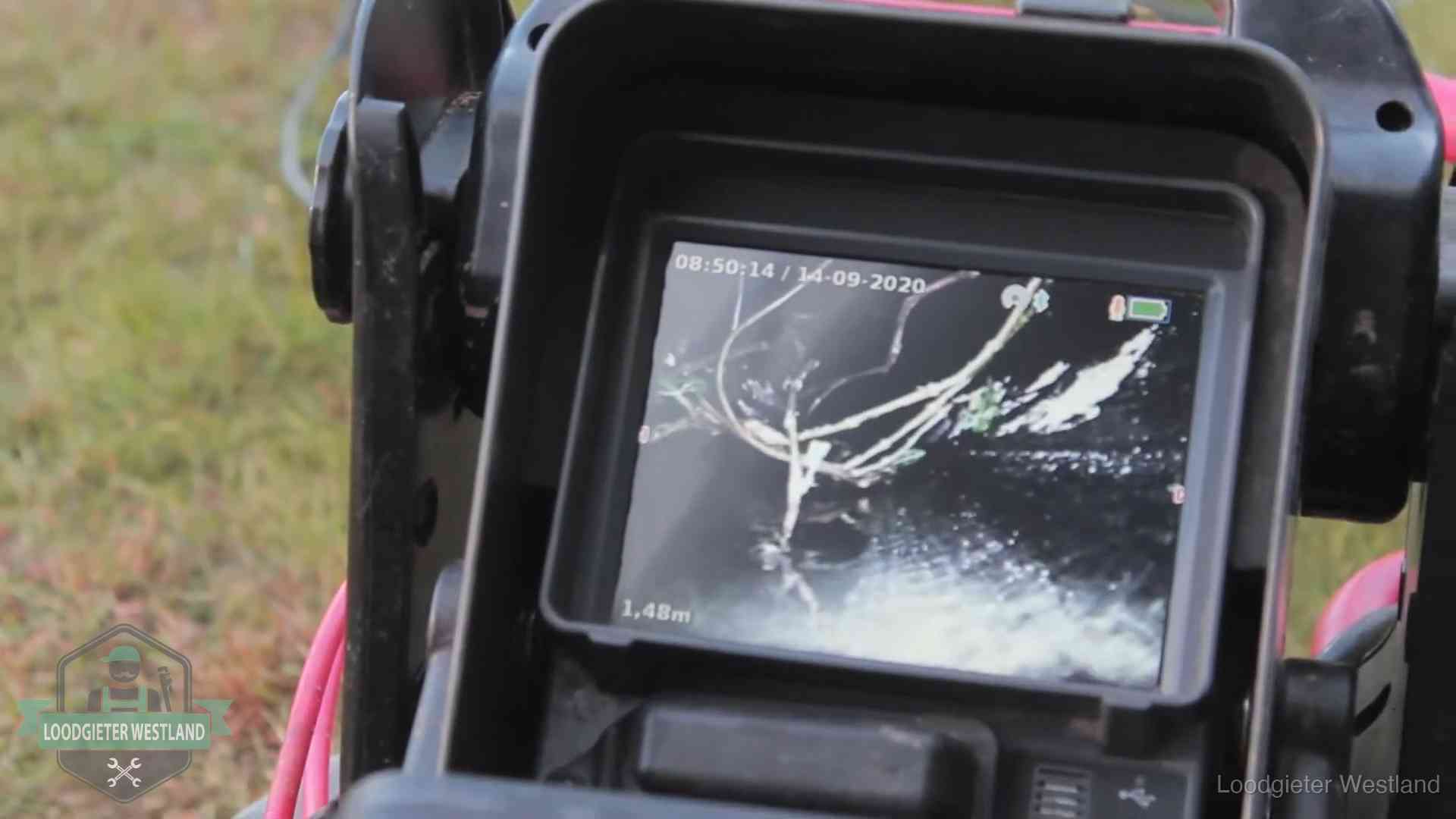 Camera-inspectie van het riool in Westland Monitor van een rioolcamera toont wortelingroei in de rioolbuis bij een woning in Westland