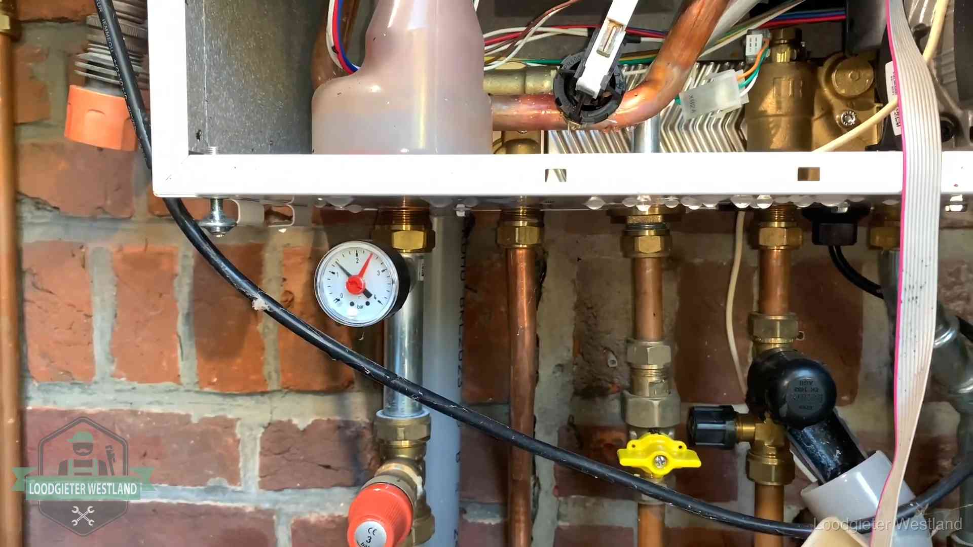 Manometer en aansluitleidingen onder een cv-ketel in Westland bij controle op drukverlies