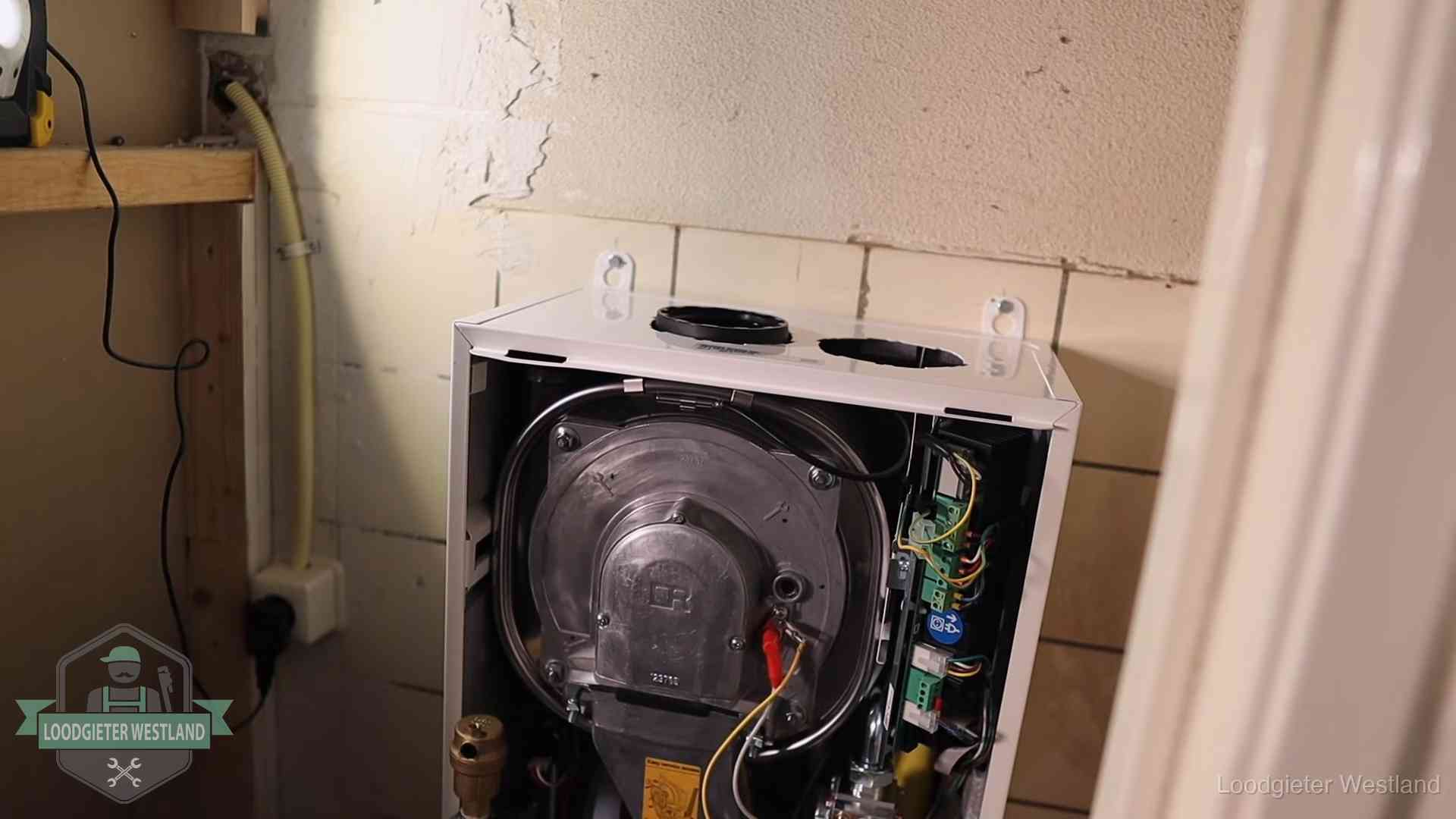 Geopende cv-ketel tijdens een onderhoudsbeurt in Westland, met brander en warmtewisselaar zichtbaar