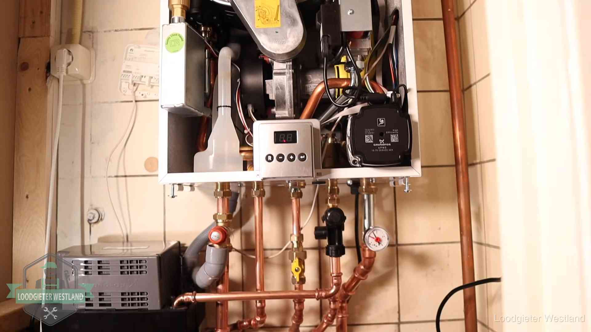 Geopende cv-ketel met brander en cv-pomp tijdens een onderhoudsbeurt in Westland