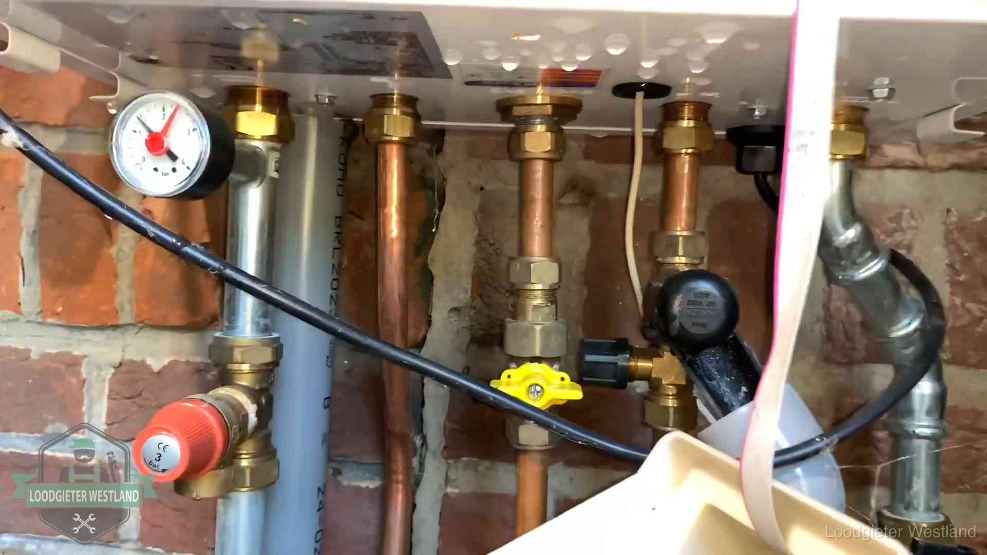Onderaansluitingen van een cv-ketel met manometer en gaskraan in Westland