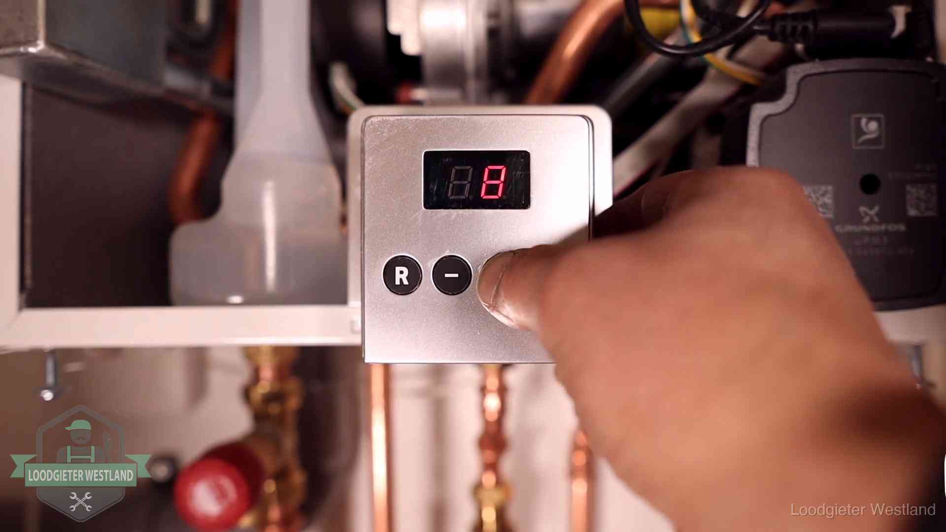 Monteur bedient het display van een cv-ketel bij een storing in Westland