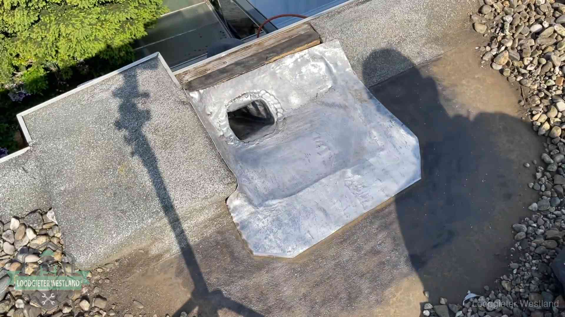 Noodafdichting bij daklekkage in Westland Vers afgedichte dakdoorvoer met lood en zink op een plat dak in Westland