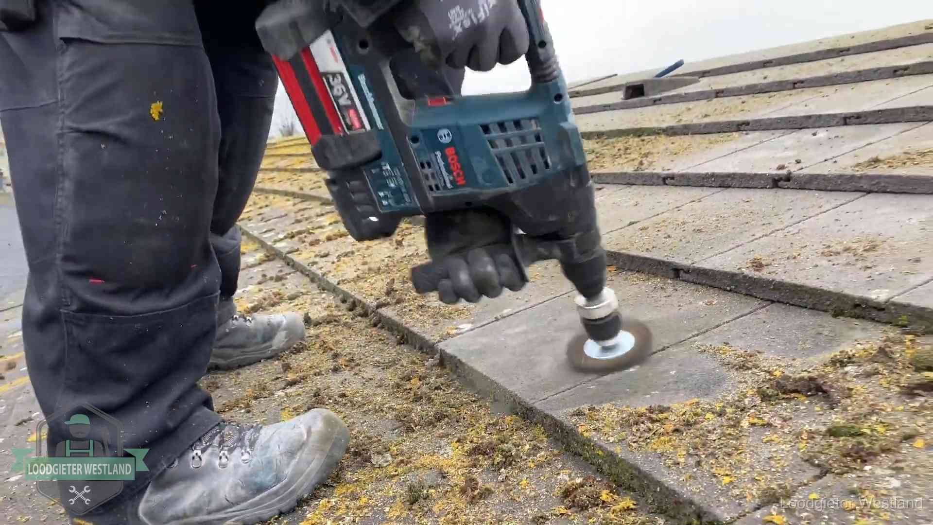 Dakonderhoud en preventie in Westland Betonnen dakpannen worden machinaal gereinigd tijdens dakonderhoud in Westland