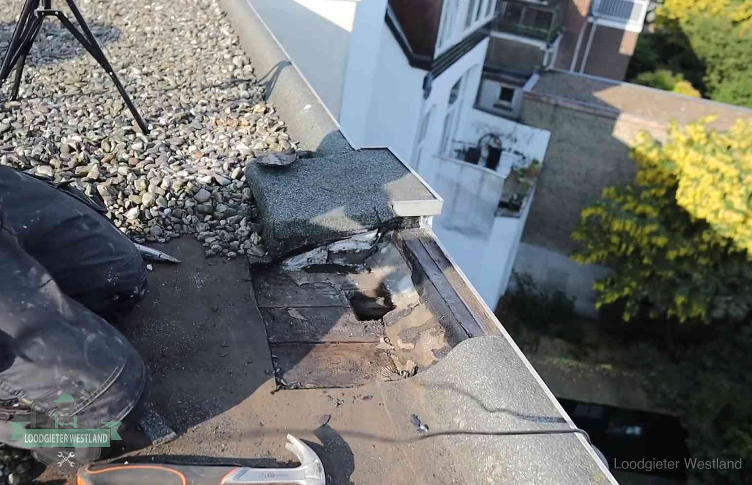Gevolgen van een daklekkage in Westland Opengelegde dakrand met verrot dakbeschot door een langdurige daklekkage in Westland