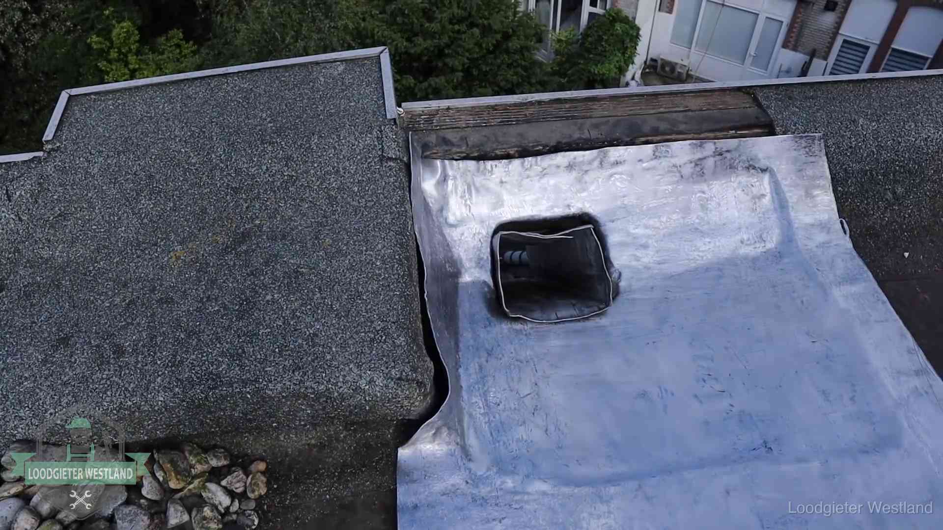 Daklekkage in Westland en omstreken Vers loodwerk op de dakrand van een woning in Westland, met de buurt op de achtergrond