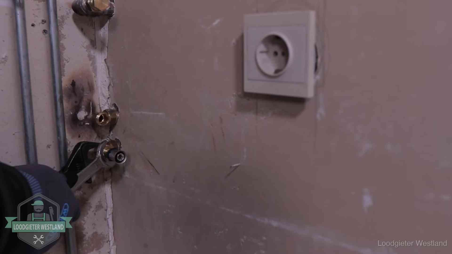 Monteur draait een perskoppeling vast op een leidingaansluiting in Westland
