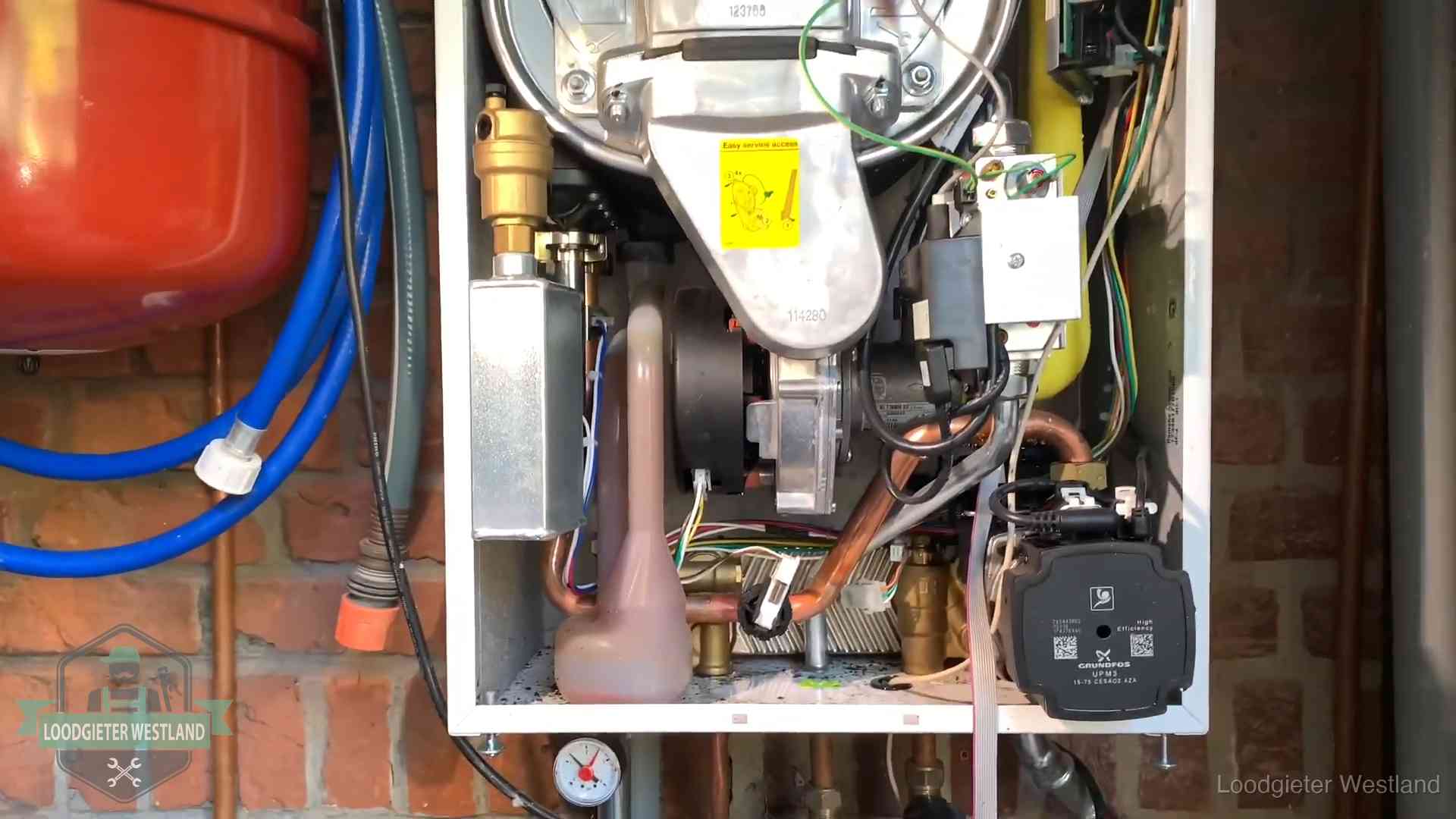 Geopende cv-ketel met rood expansievat in een woning in Westland