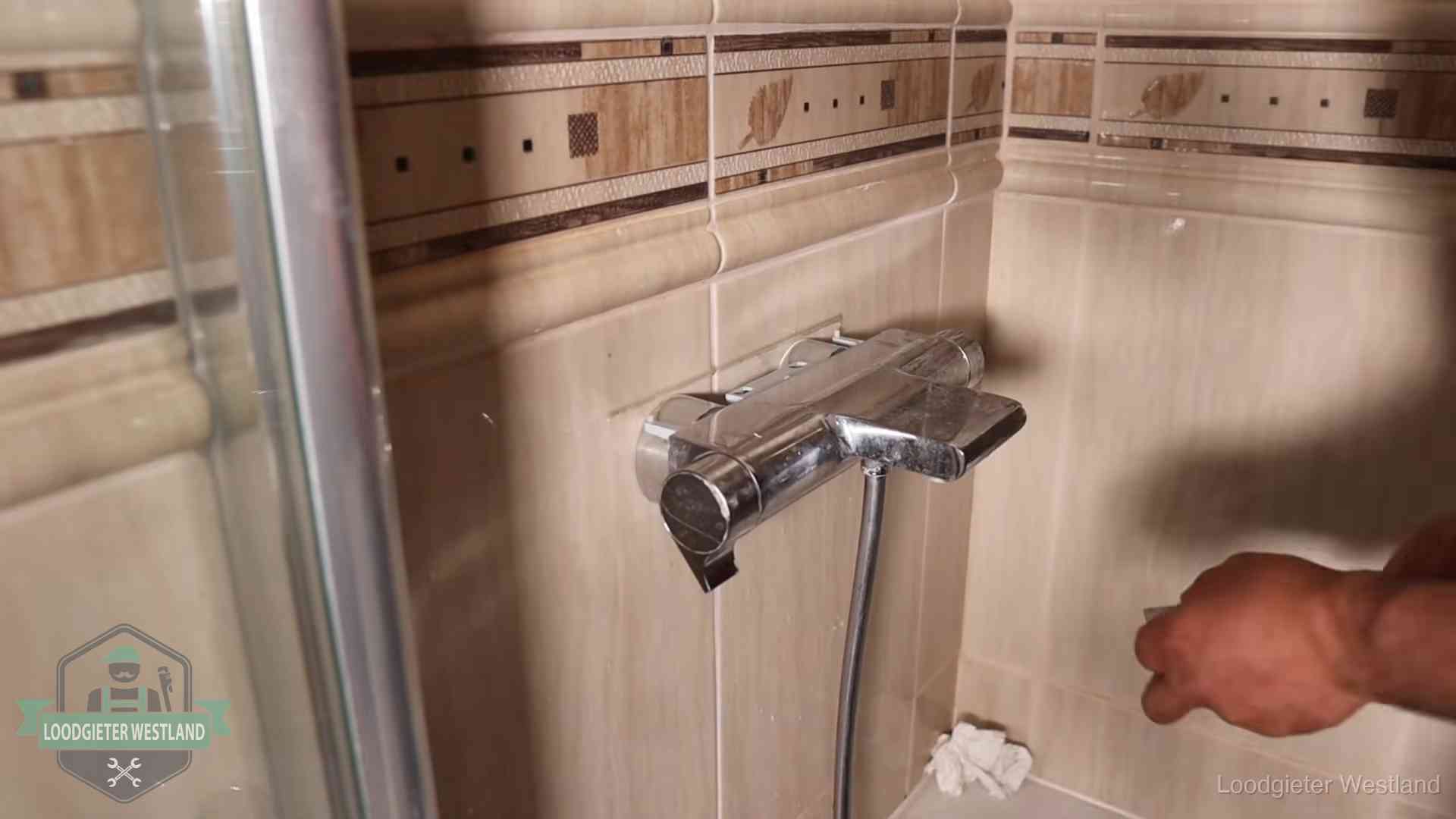 Verkalkte douche-mengkraan in Westland, hetzelfde kalk dat zich in de warmtewisselaar afzet