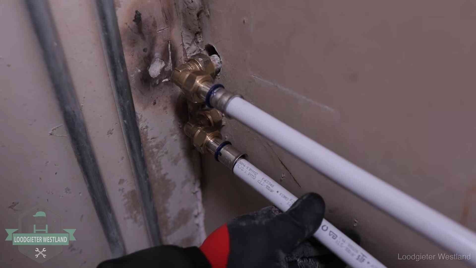 Meerlagenbuizen met keurmerk en rvs persfittingen op muuraansluitingen in Westland