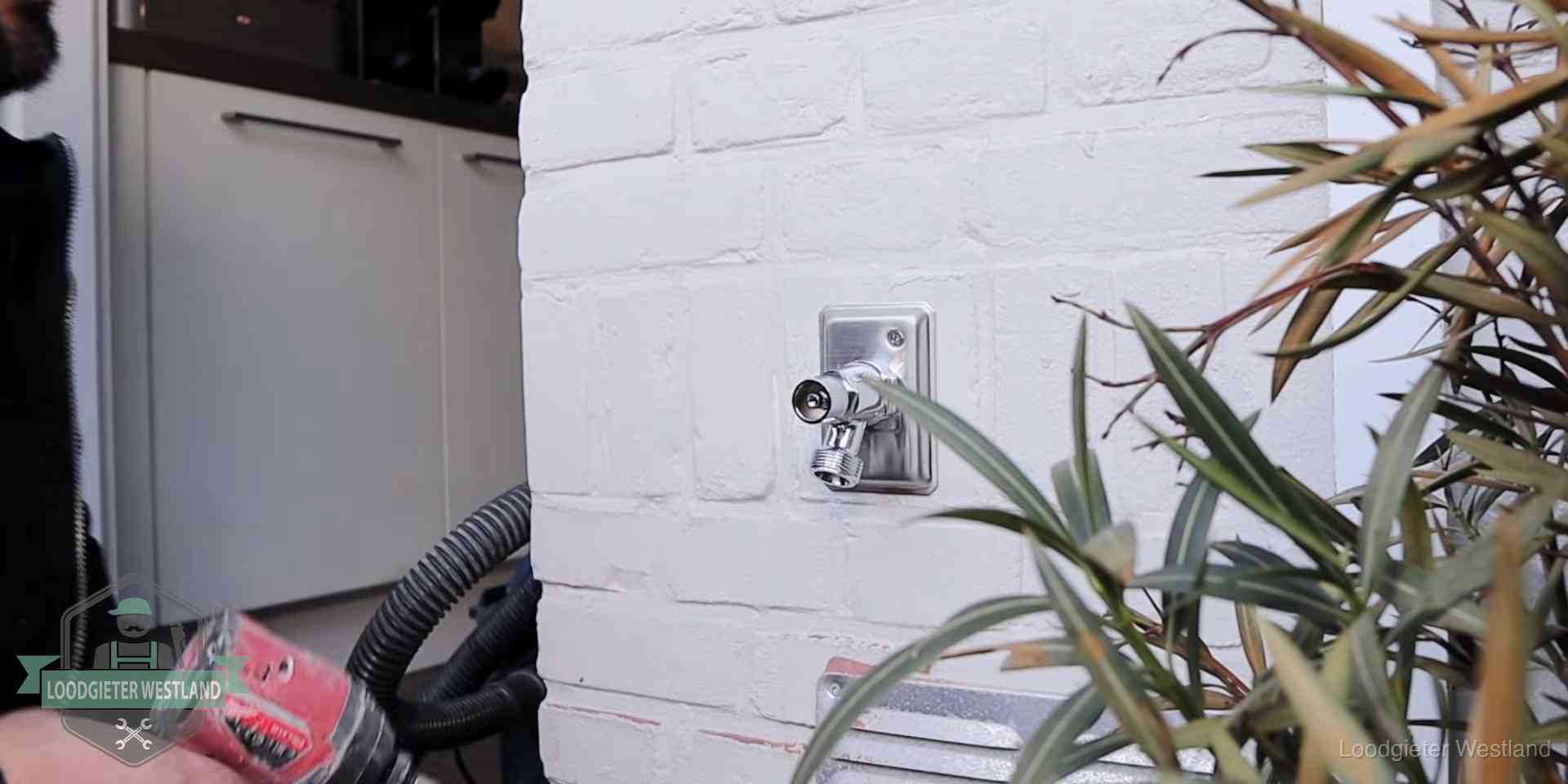 Daklek of leidinglek testen in Westland Chromen kraan op een muurplaat bij een woning in Westland, dichtdraaien is stap een van de lektest