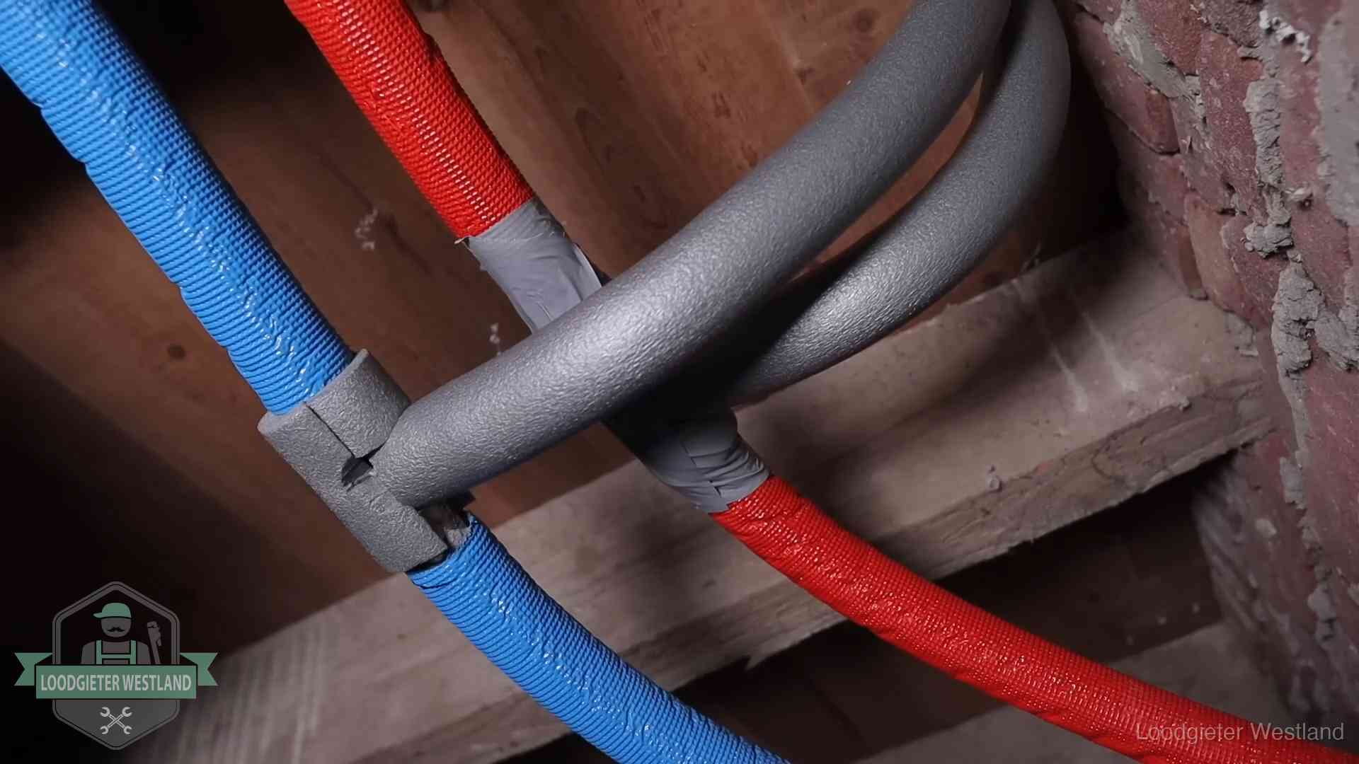 Geïsoleerde waterleidingen langs houten balken tegen bevriezing in Westland