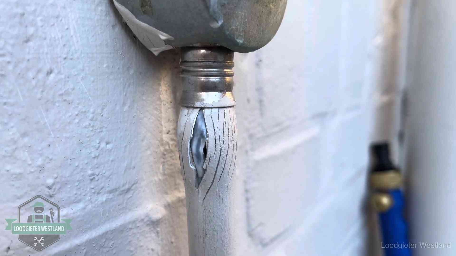 Oude waterleiding in Westland waar de verf openscheurt, een stille aanwijzing voor een beginnend lek