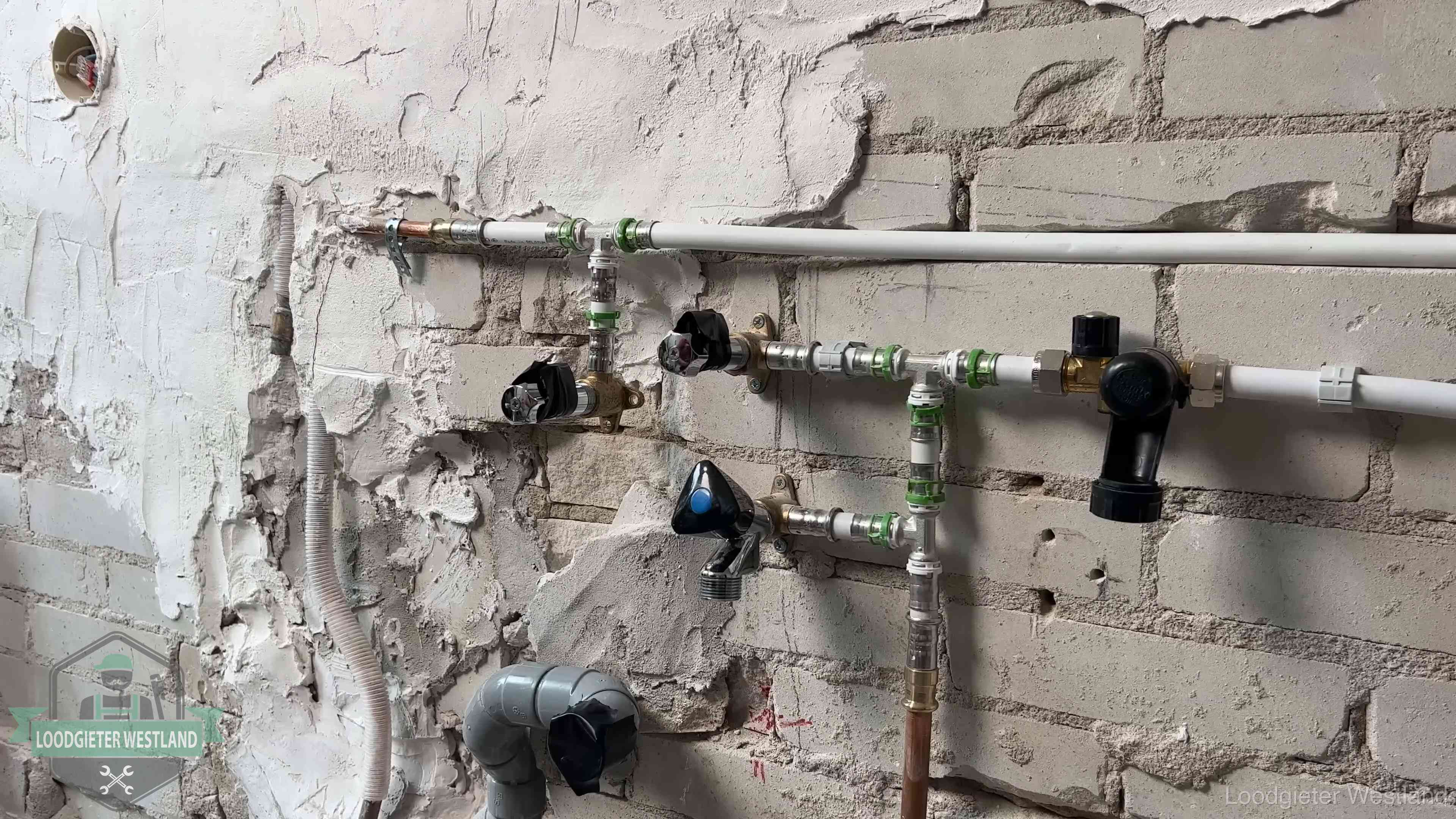 Nieuw aangelegd leidingwerk met persfittingen tijdens een verbouwing in Westland
