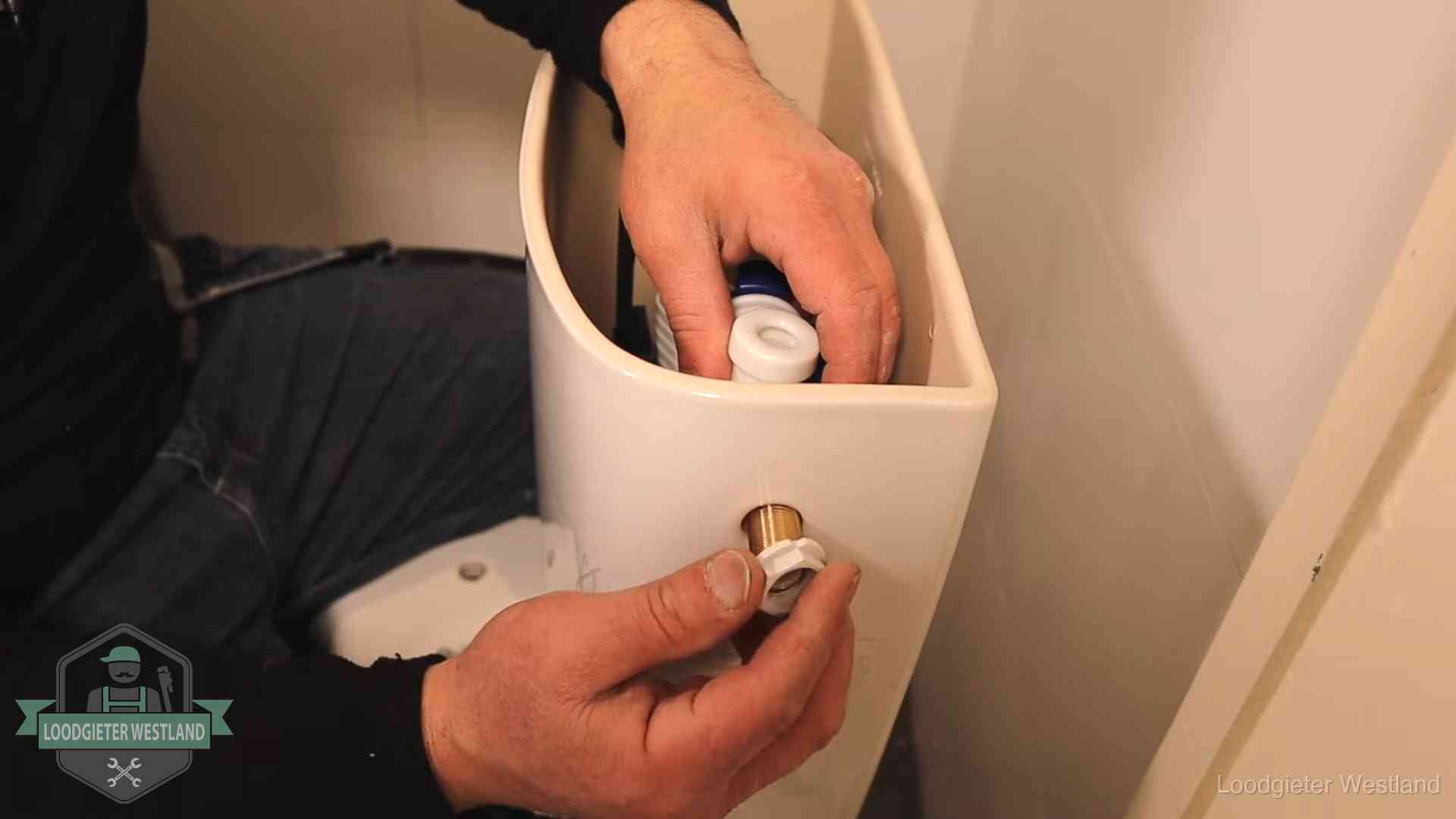 Loodgieter voor je verstopte wc in Westland Loodgieter monteert de vlotterkraan van een stortbak bij een toilet in Westland
