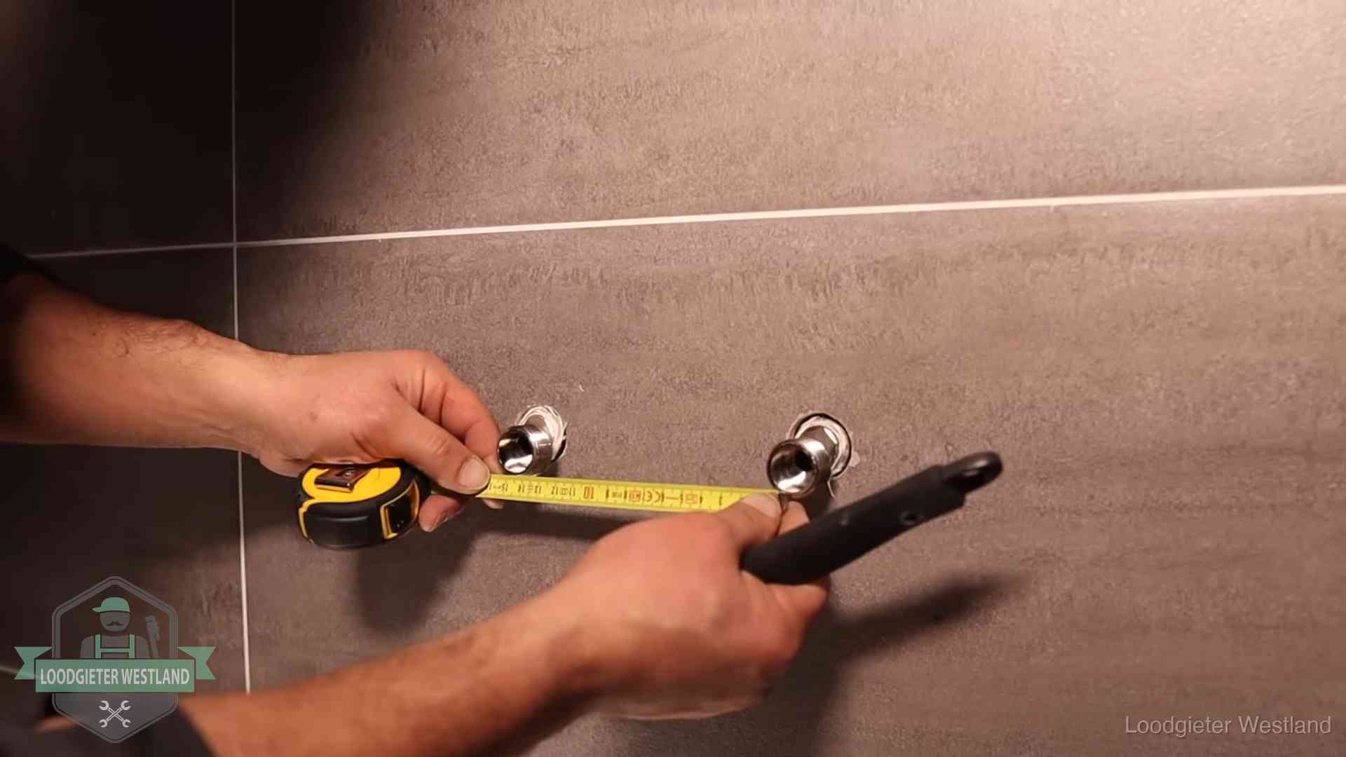 Loodgieter meet de hartafstand van aansluitingen nauwkeurig op in Westland