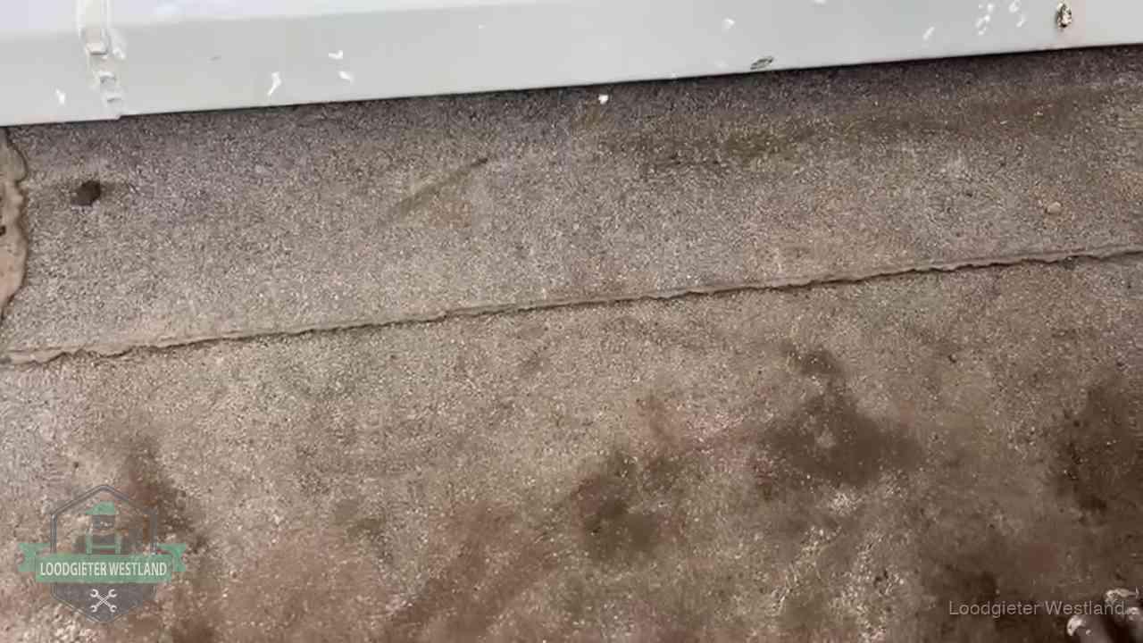 Stormschade en neerslag op daken in Westland Vochtplekken bij de naad van een plat dak na aanhoudende regen in Westland