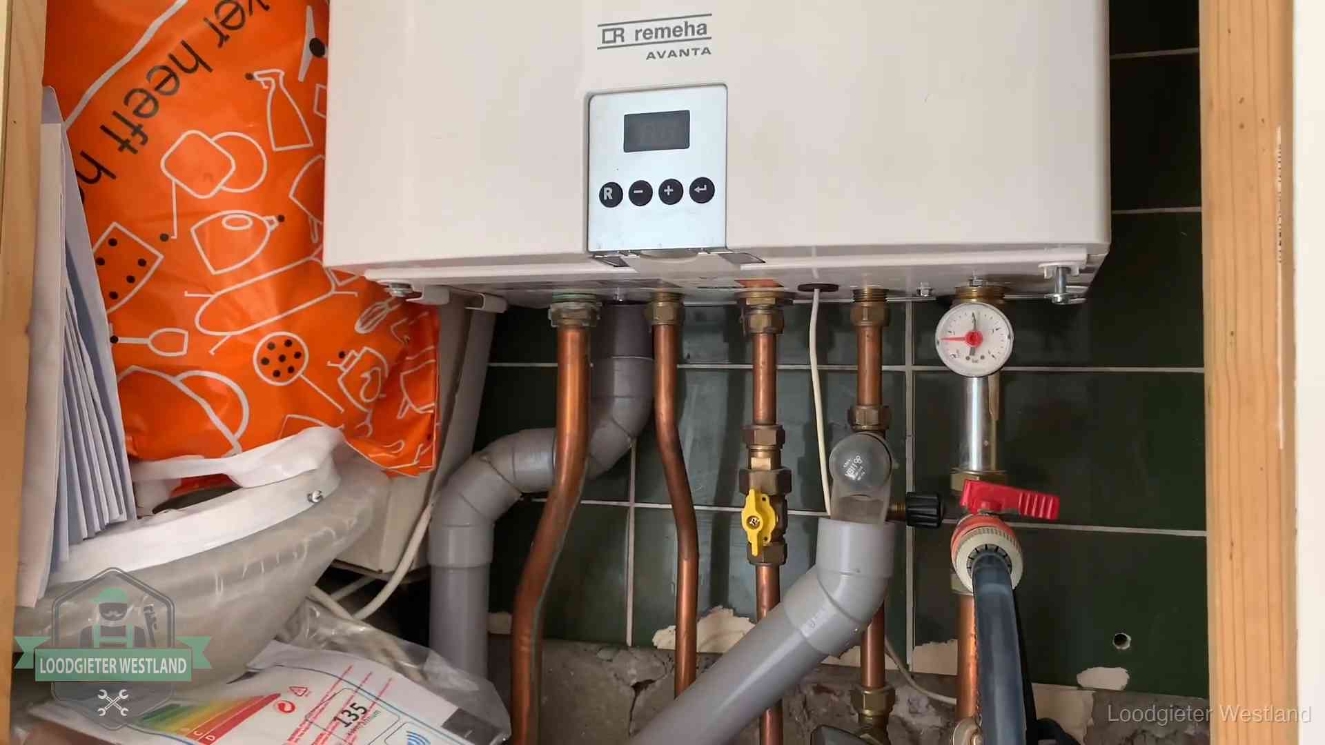 Oudere Remeha cv-ketel in een ketelkast in een woning in Westland