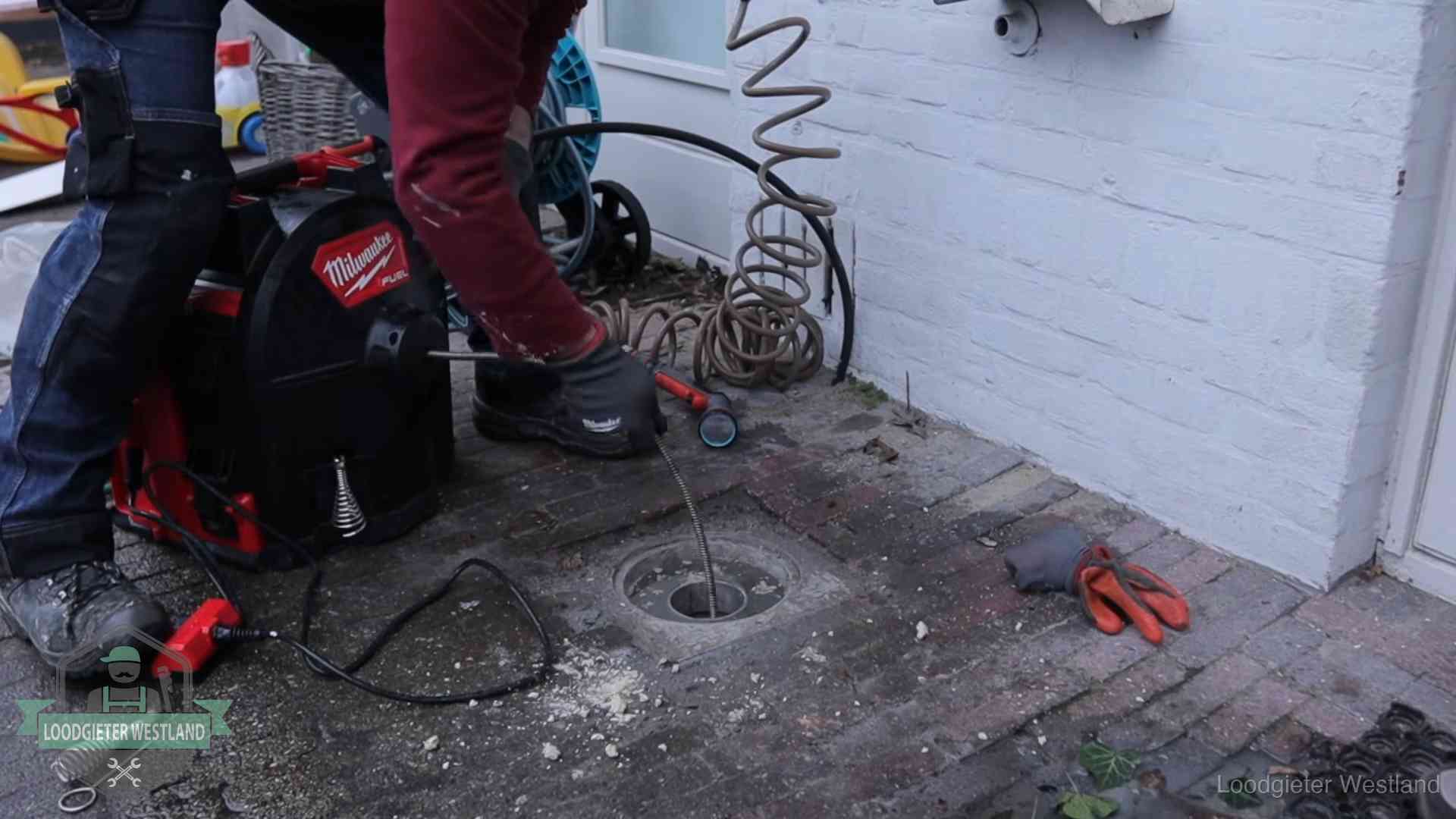 Prijs van een rioolontstopping in Westland Spiraalmachine bij een ontstoppingsputje in de bestrating in Westland