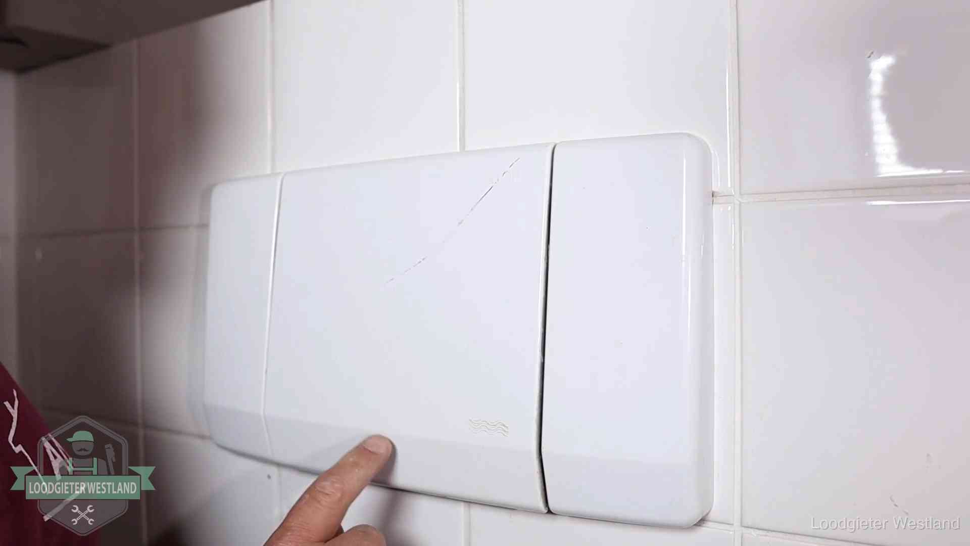 Oorzaken van een verstopte wc in Westland Bedieningspaneel van een inbouwreservoir van een hangend toilet in Westland