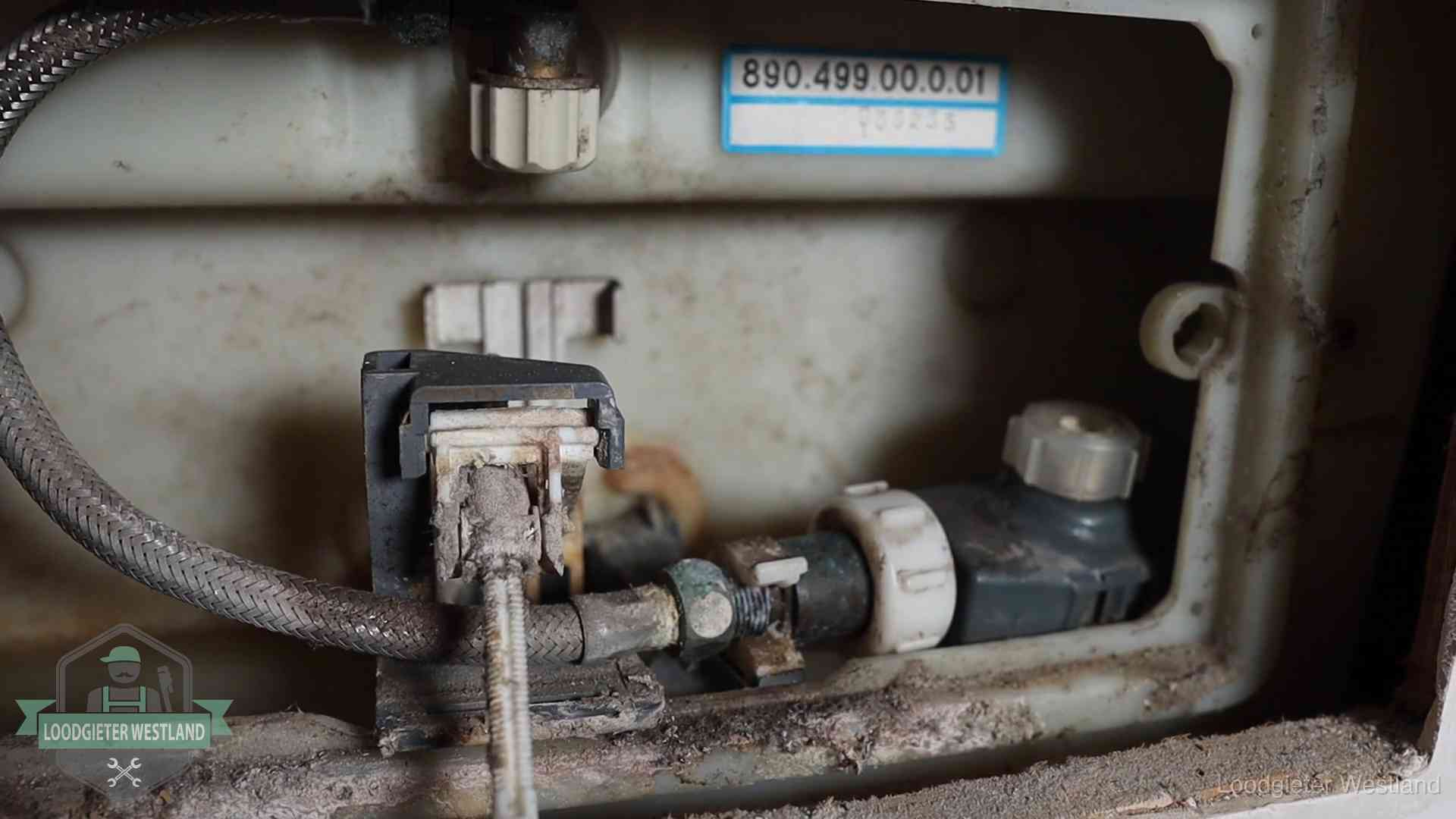 Stortbak en spoelmechanisme in Westland Verkalkt binnenwerk van een stortbak met vlotterkraan in Westland