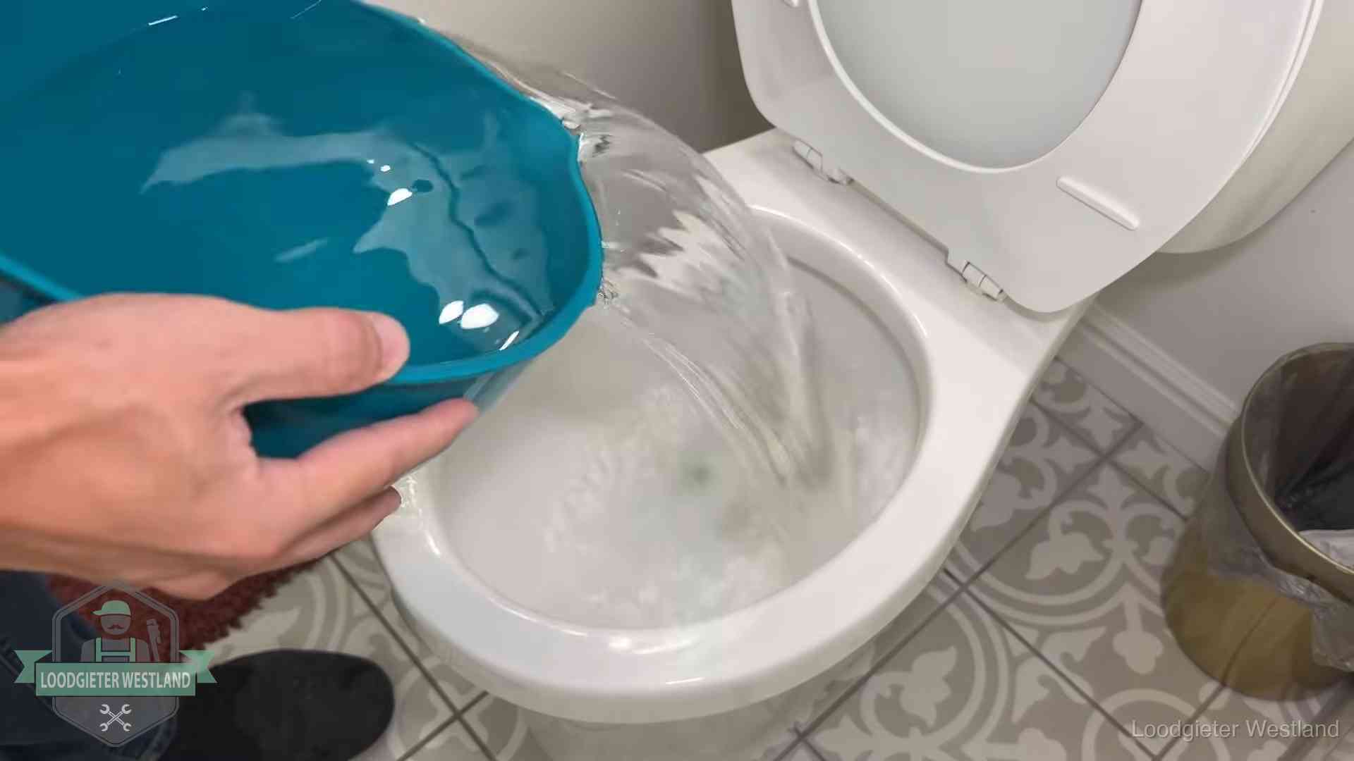 De warm-water-methode in Westland Warm water wordt voorzichtig in de wc-pot gegoten in Westland