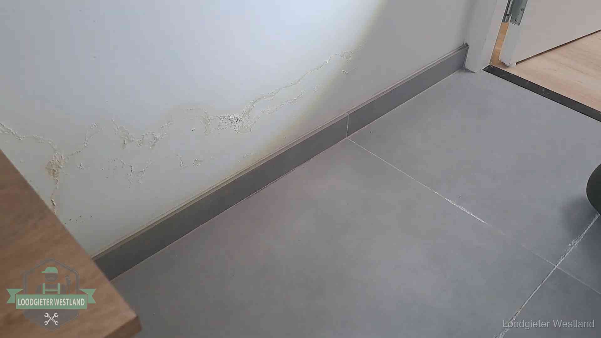 Verzekering en daklekkage in Westland Waterschade met kalkuitbloeiing op een binnenwand in Westland, vastgelegd voor de verzekering