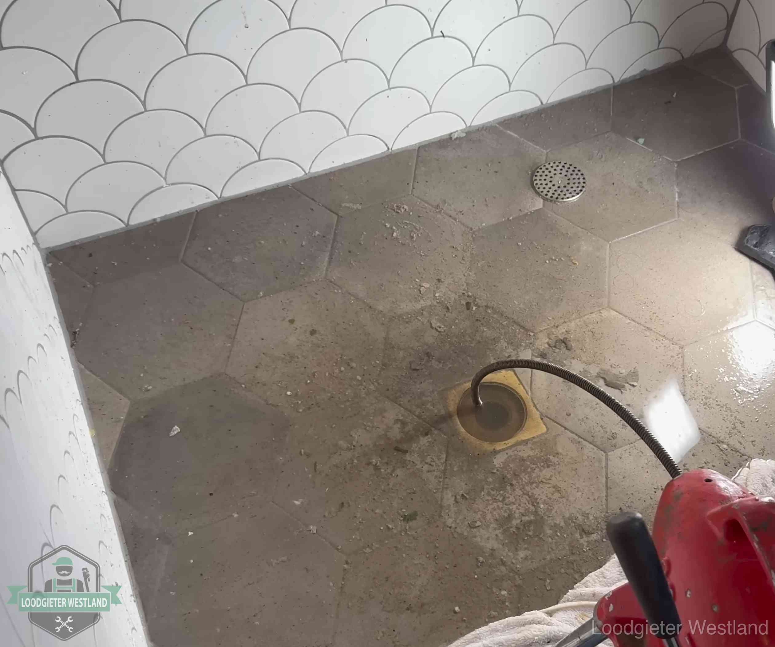 Stank uit wc of vloerput in Westland Vloerput met waterslot in een badkamer in Westland, een bron van stank als het waterslot droogstaat
