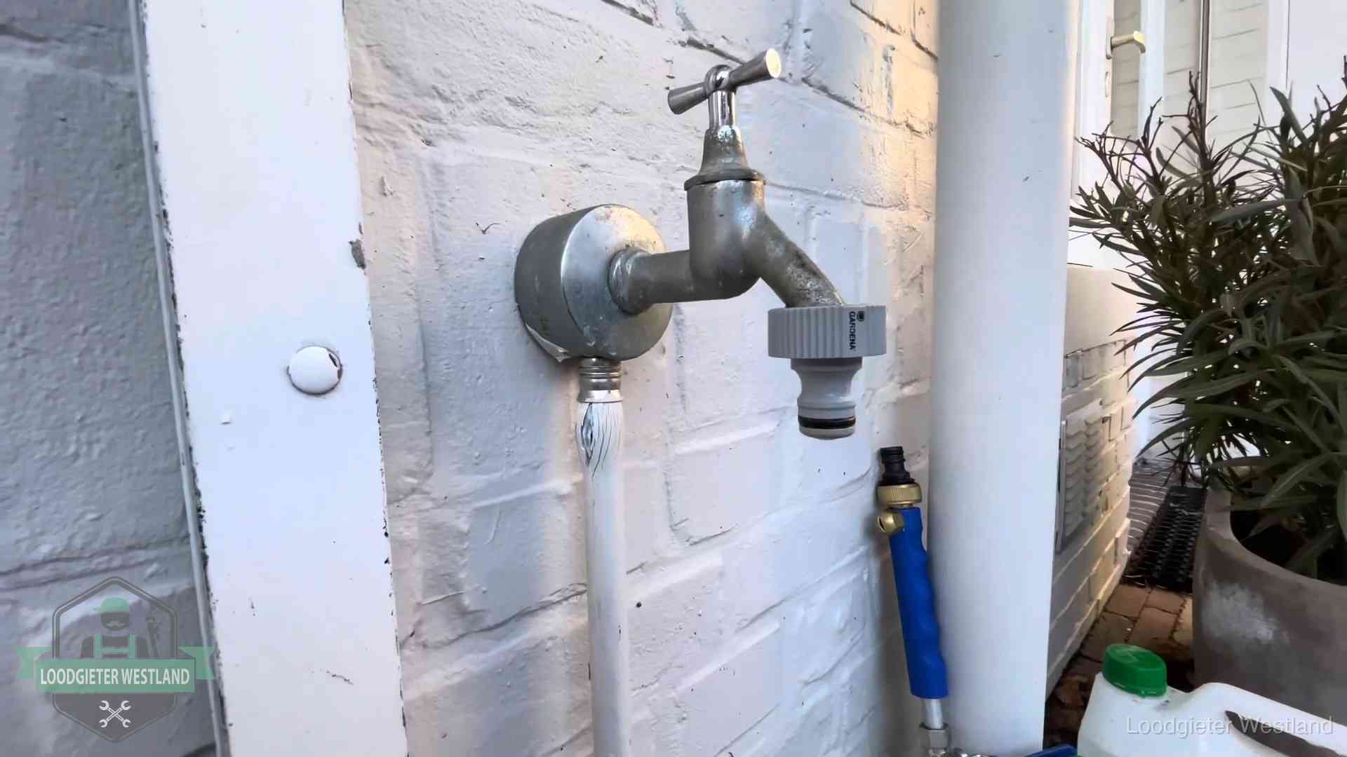 Buitenkraan met slangaansluiting bij een woning in Westland, sluipverbruik zie je terug op de waterrekening