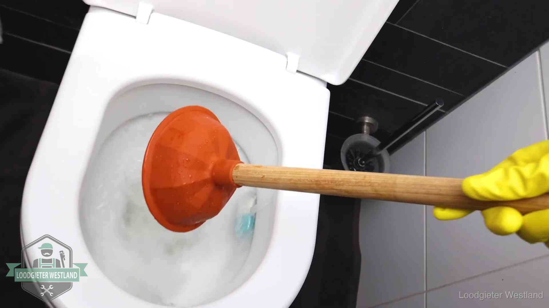 Wc ontstoppen met de plopper in Westland Plopper wordt in de wc-pot gedrukt bij het ontstoppen van een toilet in Westland