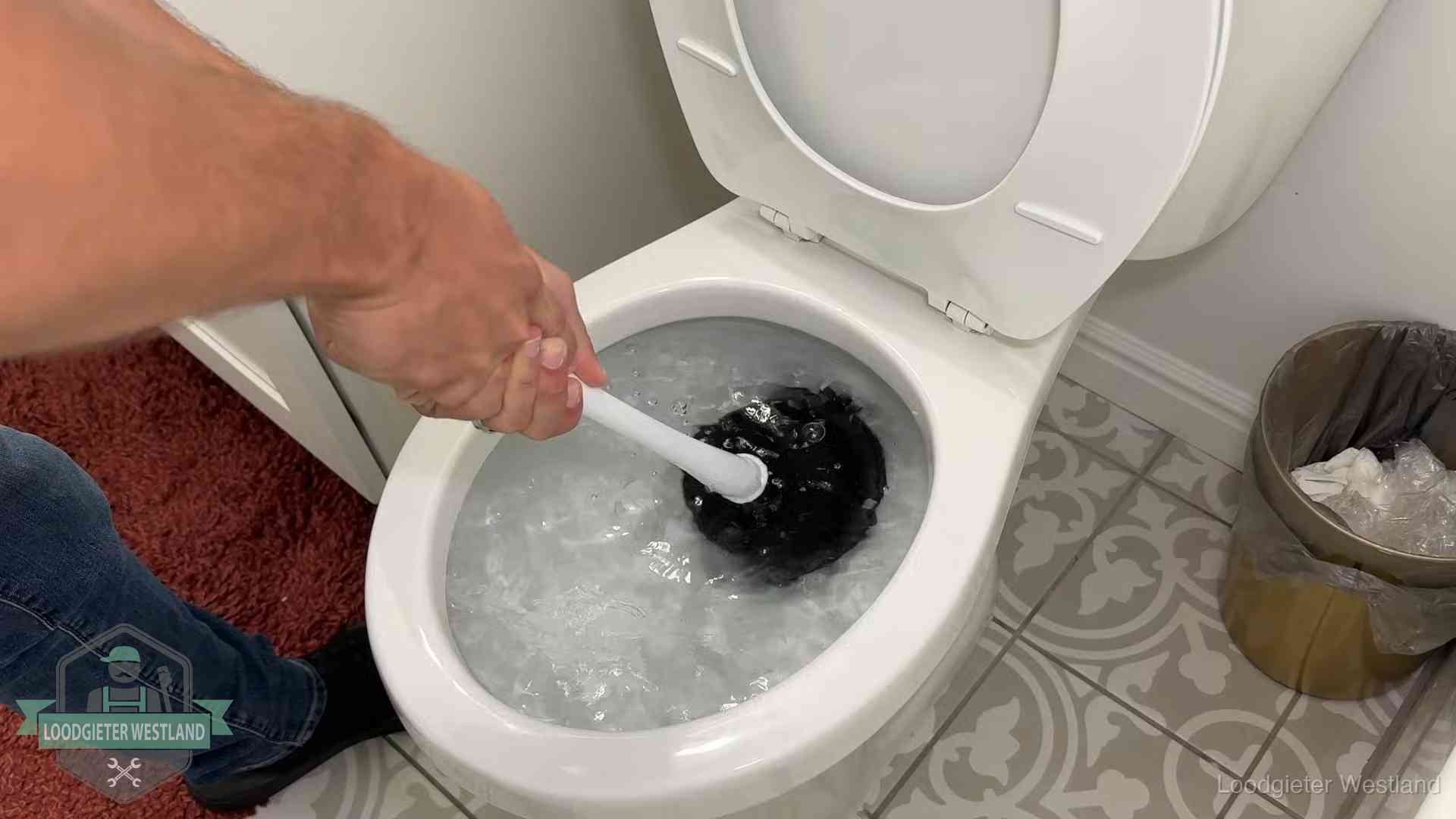 Zelf je wc ontstoppen in Westland Zelf de wc ontstoppen met een plopper in Westland, het water kolkt in de pot