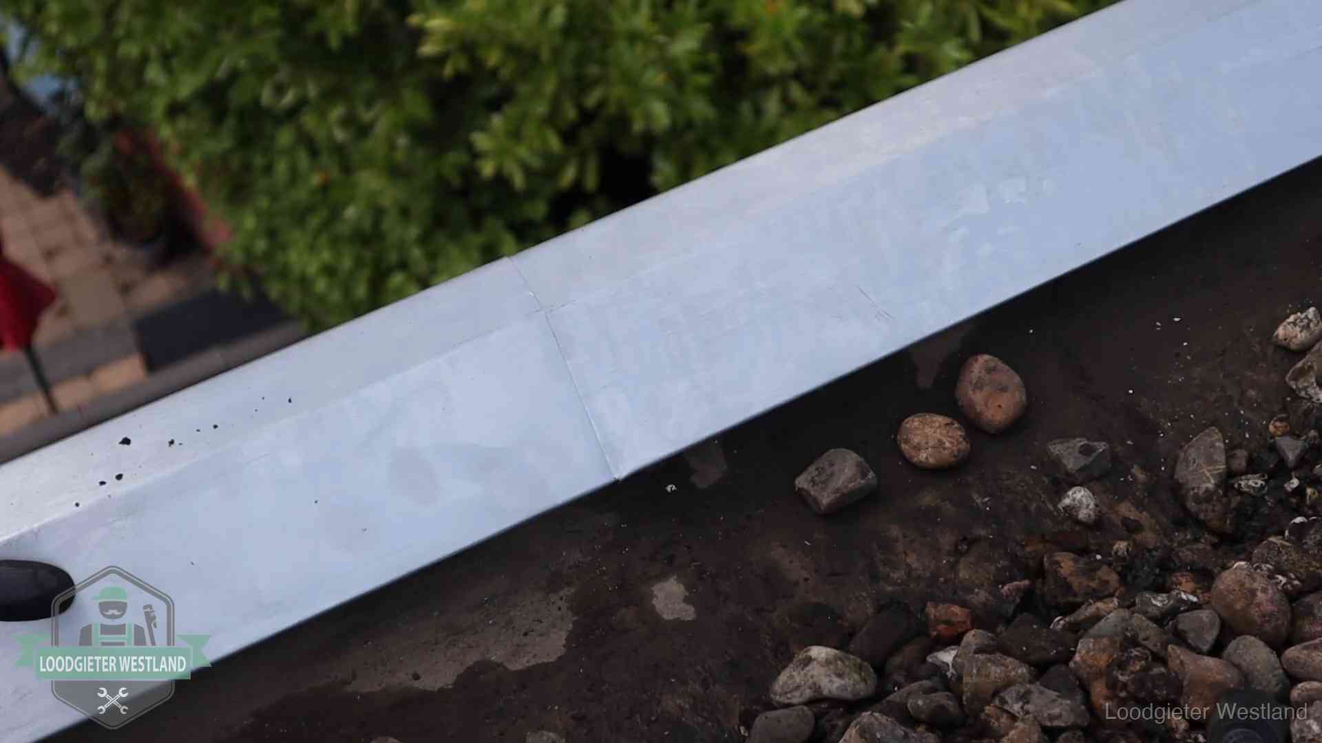 Garantie op dakwerk in Westland Strak gesoldeerd naaddetail in een zinken daktrim op een dak in Westland